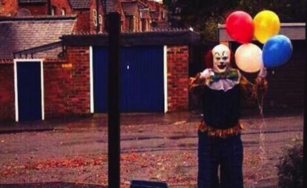 По улицам Нортгемптона ходит страшный клоун (7 фото)
