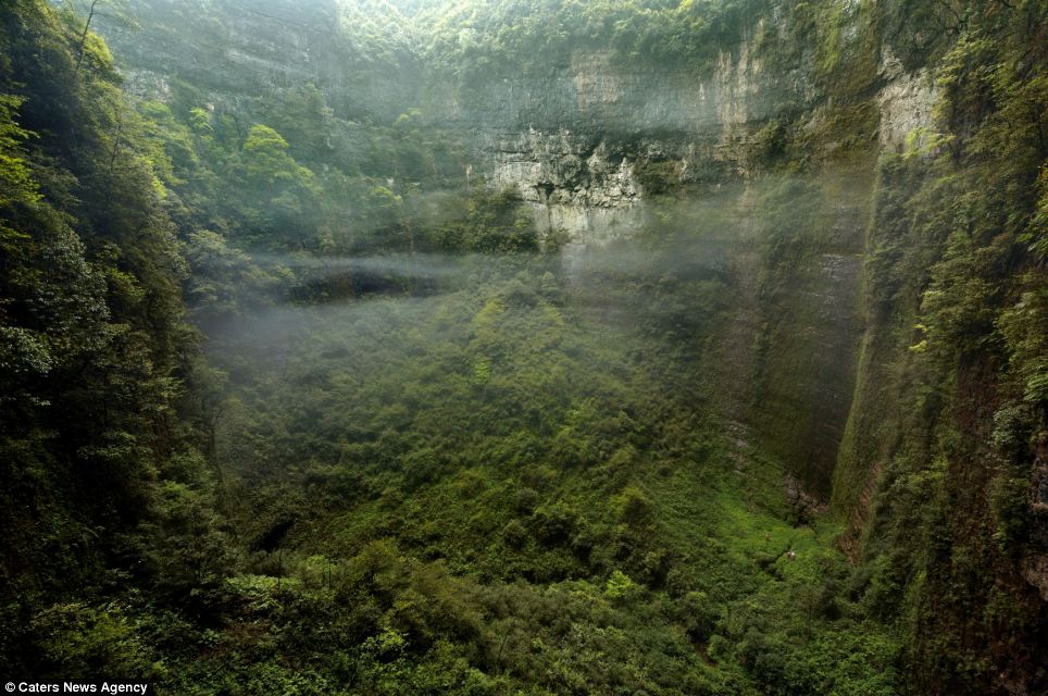 Исследователи обнаружили «затерянный мир» — пещеру настолько огромную, что внутри неё есть облака и туманы (14 фото)