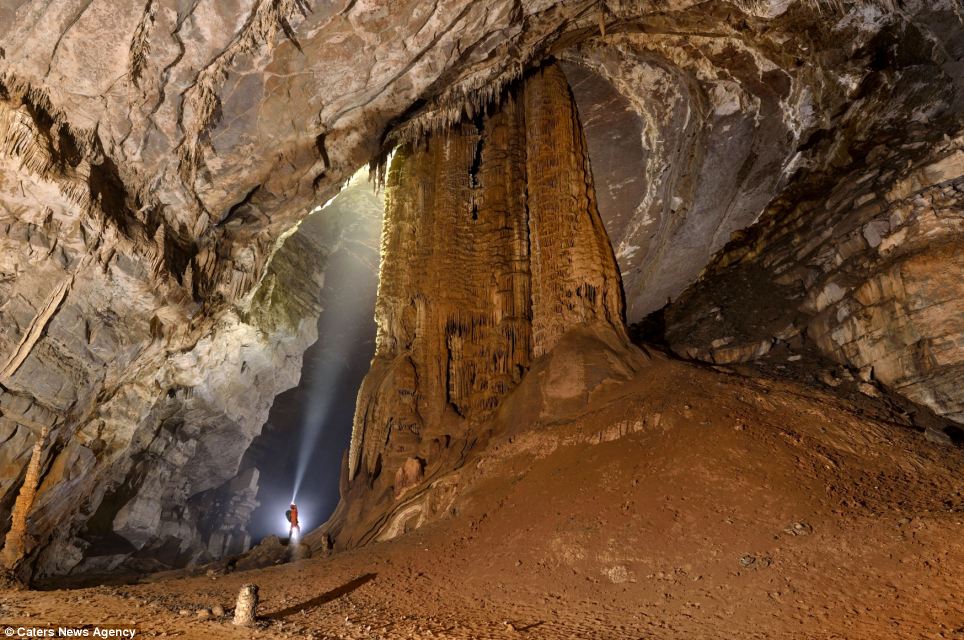 Исследователи обнаружили «затерянный мир» — пещеру настолько огромную, что внутри неё есть облака и туманы (14 фото)