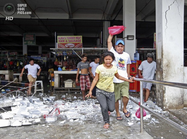 Vendors and shoppers run to safety after an earthquake hit Mandaue town in Cebu City