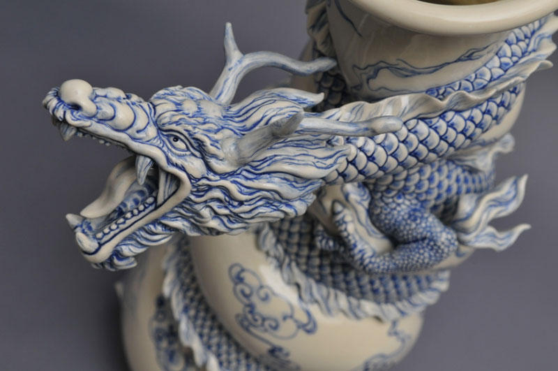 Джонсон Цанг лепит драконов обвивающих вазы (25 фото)