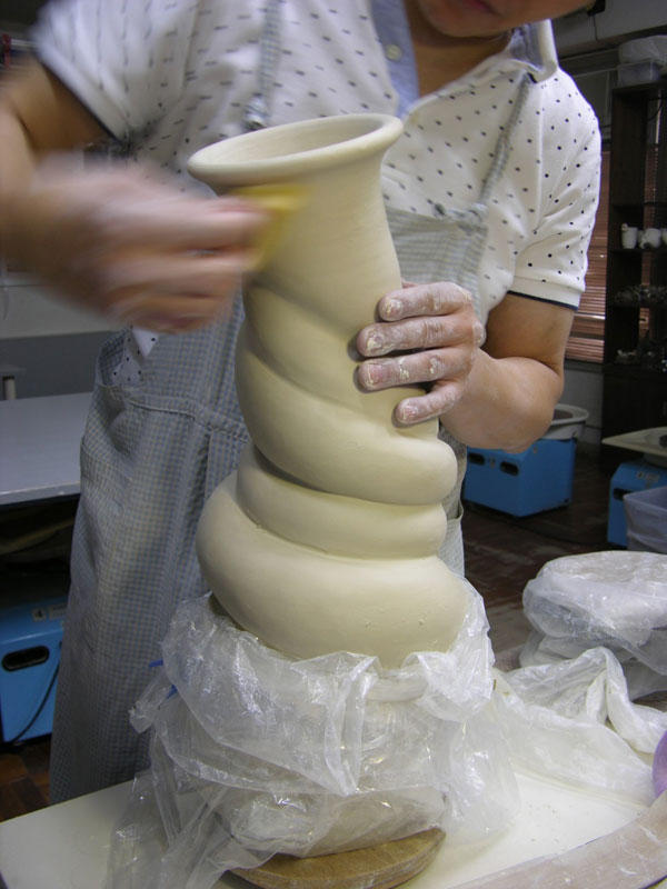 Джонсон Цанг лепит драконов обвивающих вазы (25 фото)