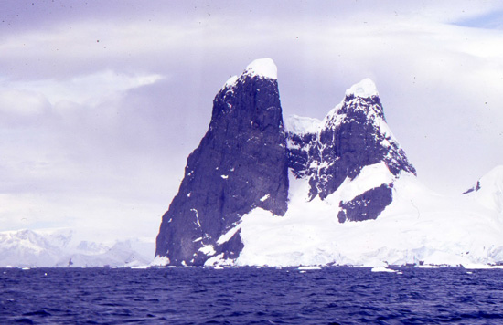 В Антарктиде есть два природных объекта под названием «Сиськи Уны» («Una’s Tits»)