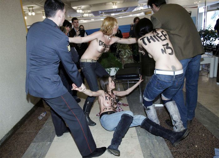 Акция Femen на выборах президента РФ (20 фото)