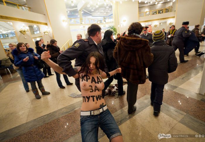 Акция Femen на выборах президента РФ (20 фото)