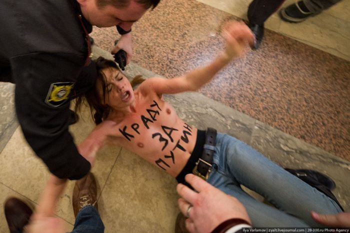 Акция Femen на выборах президента РФ (20 фото)