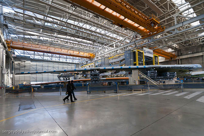 Как строят огромные авиалайнеры А380 и как они выглядят внутри