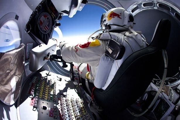 Прыжок из космоса (6 фото+видео)