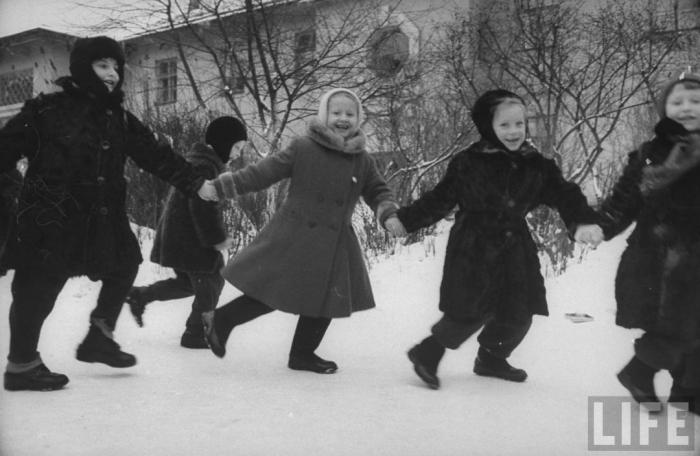 Жизнь советского детского сада в декабре 1960 глазами Карла Миданса (16 фотографий)