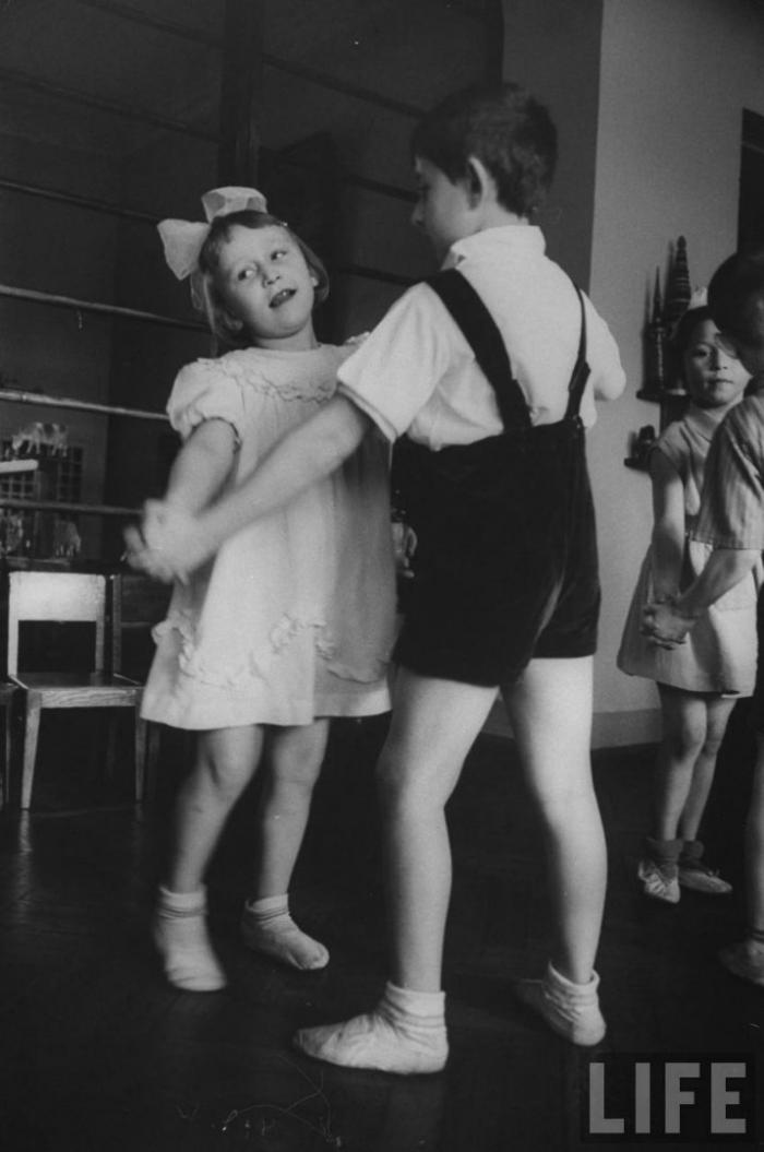 Жизнь советского детского сада в декабре 1960 глазами Карла Миданса (16 фотографий)