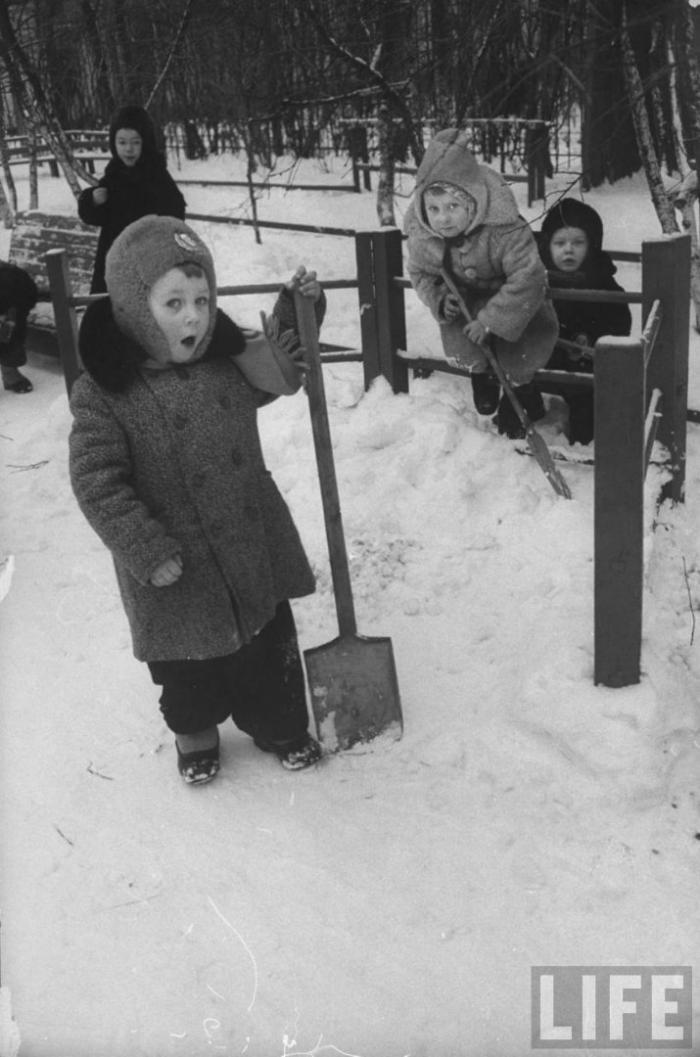 Жизнь советского детского сада в декабре 1960 глазами Карла Миданса (16 фотографий)