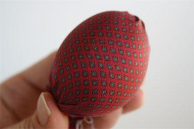 Красим яйца старыми галстуками (13 фото)