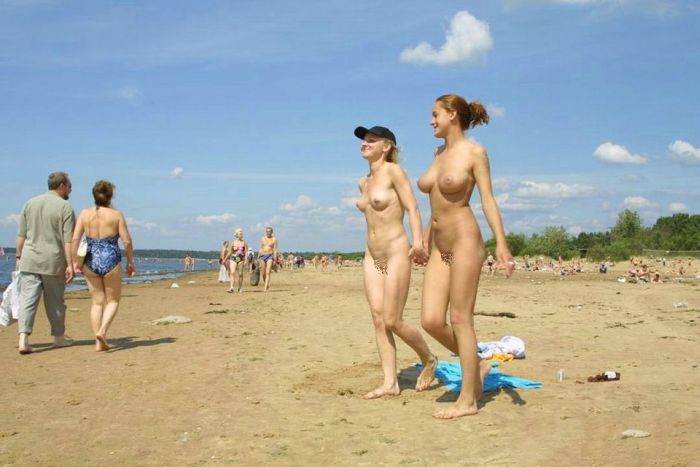 Обнаженные девушки на пляже (53 фото)