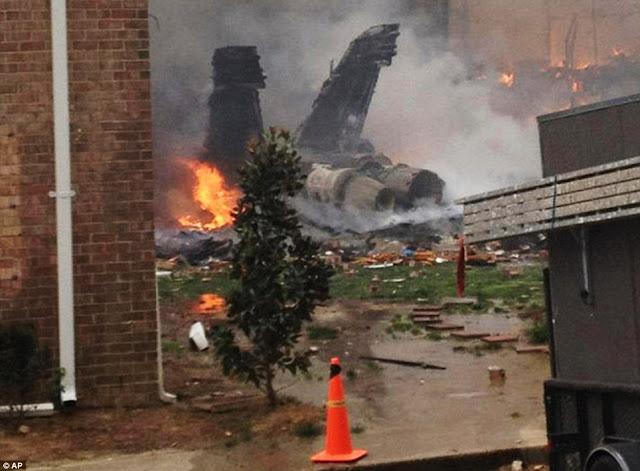 Самолет F-18 упал на жилой квартал в США (16 фото)