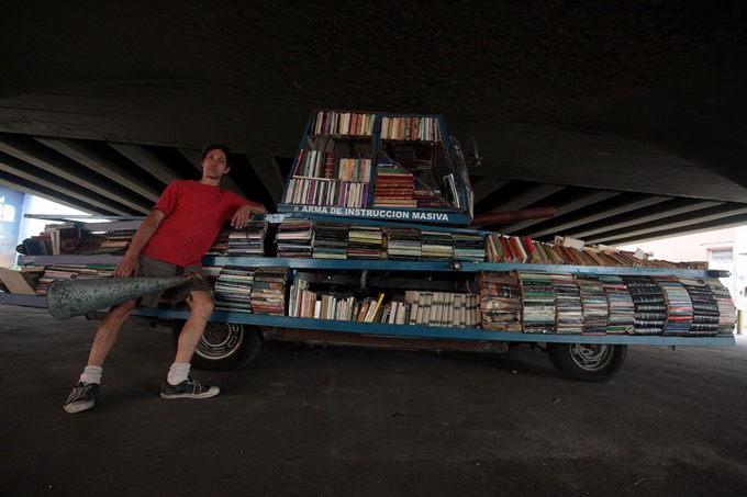 Танк-библиотека в Буэнос-Айресе (10 фото)
