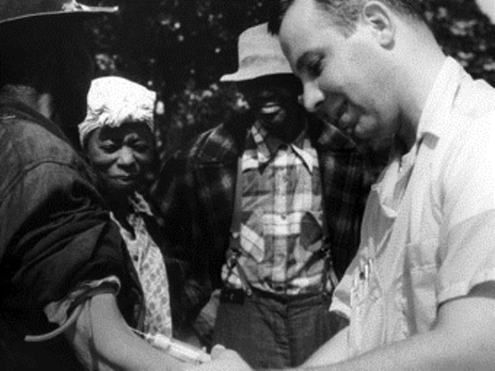 Исследователь вводит плацебо сифилитику в Таскиги, Алабама. Фото из Национального архива США