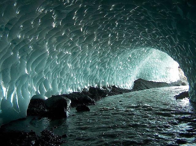 Ледяные пещеры (25 фотографий)