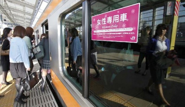 В Японии выпустили вагоны метро только для женщин