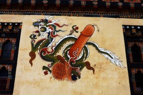 В королевстве Бутан на домах нарисованы дружелюбные фаллосы
