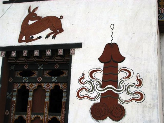 В королевстве Бутан на домах нарисованы дружелюбные фаллосы
