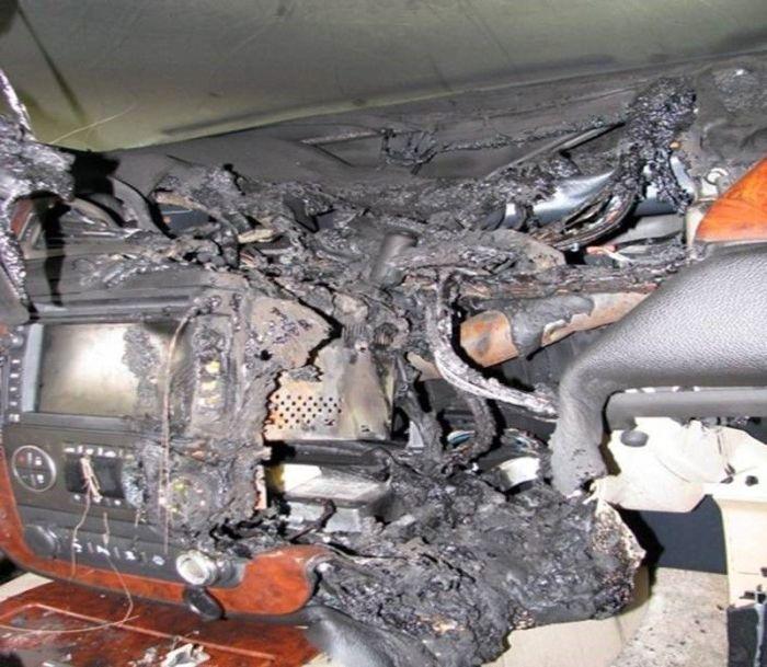 Взрыв навигатора в машине (5 фото)