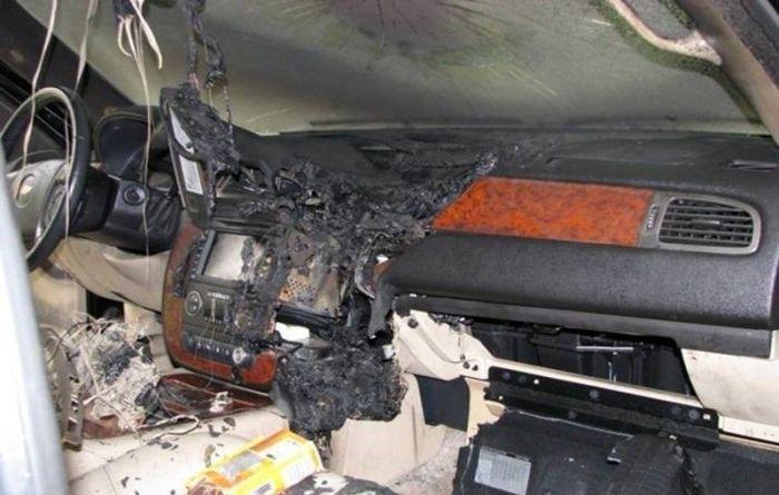 Взрыв навигатора в машине (5 фото)