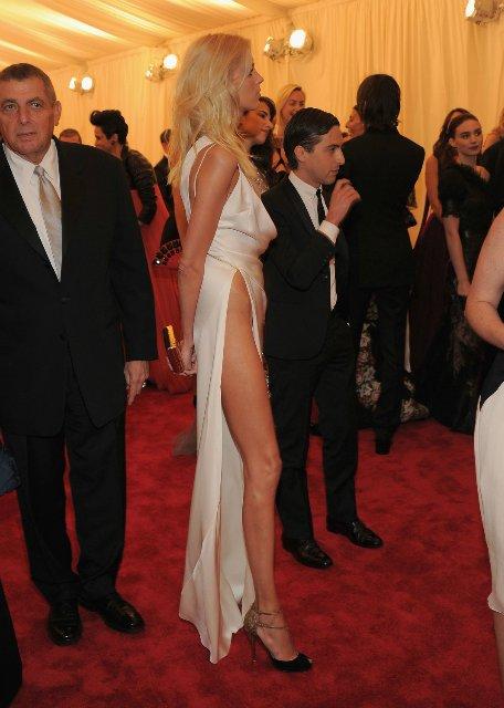 Аня Рубик на Met Ball 2012 (9 фото)