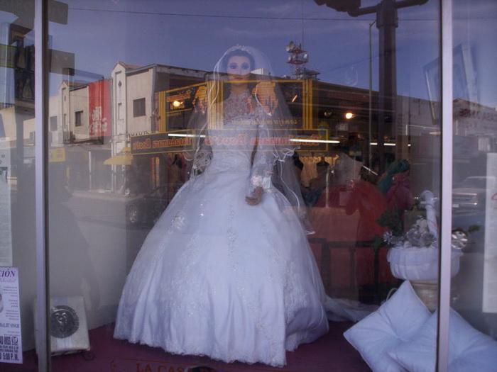 Труп Невесты в витрине свадебного салона (5 фото)