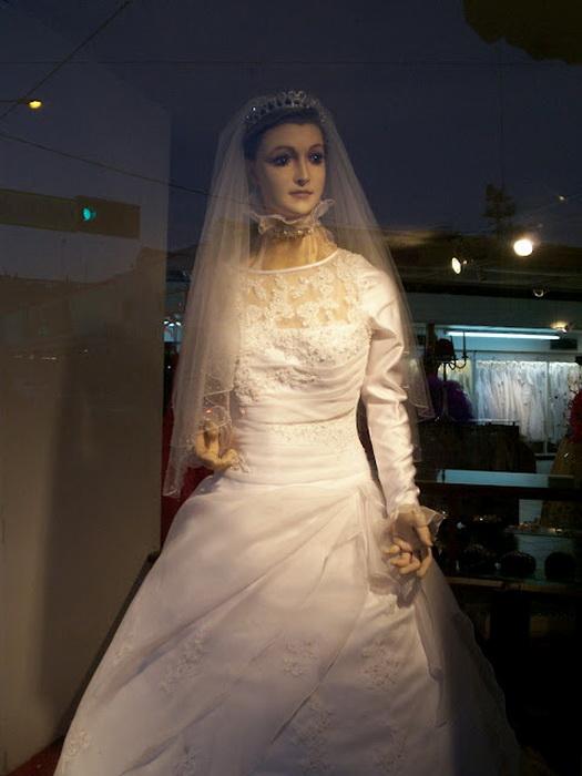 Труп Невесты в витрине свадебного салона (5 фото)