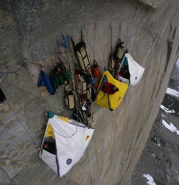 Как спят альпинисты (10 фото)