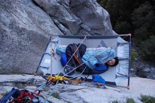 Как спят альпинисты (10 фото)