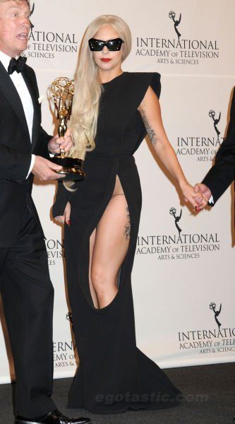 Очаровательная леди Гага в пикантном платье (9 фото)