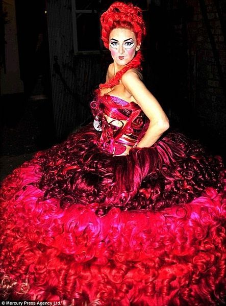 Платье из волос: 95-килограммовый наряд дизайнера Тельмы Мэдин (5 фото)