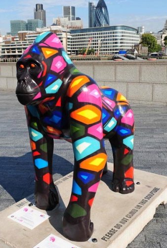 Забавные статуи разноцветных горилл (14 фото)