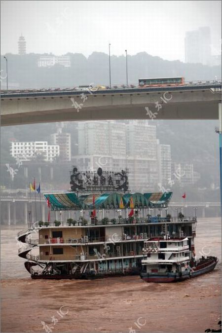 В Китае затонул плавающий ресторан (7 фото)