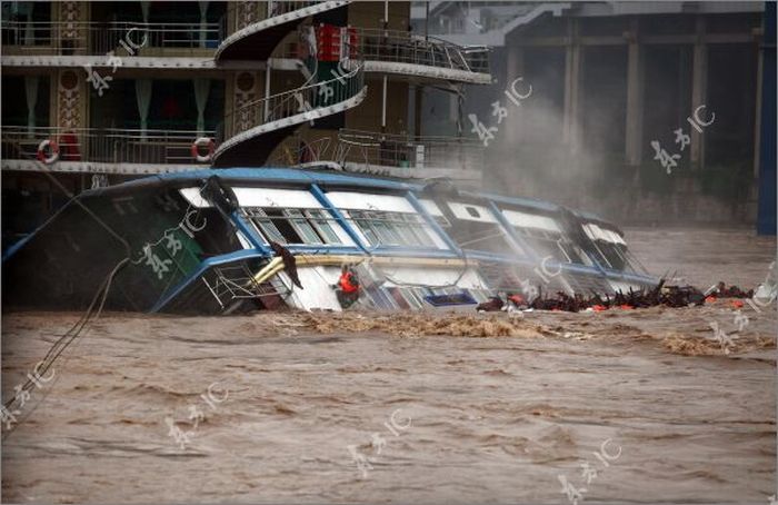 В Китае затонул плавающий ресторан (7 фото)