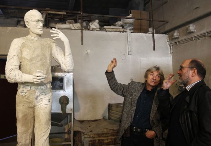 Бронзовая статуя Стива Джобса (10 фото)
