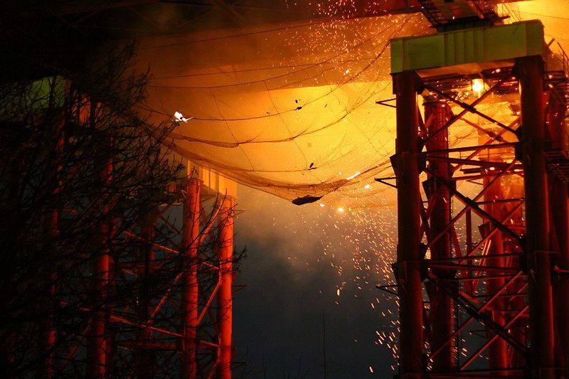 Во Владивостоке подожгли мост (15 фото)
