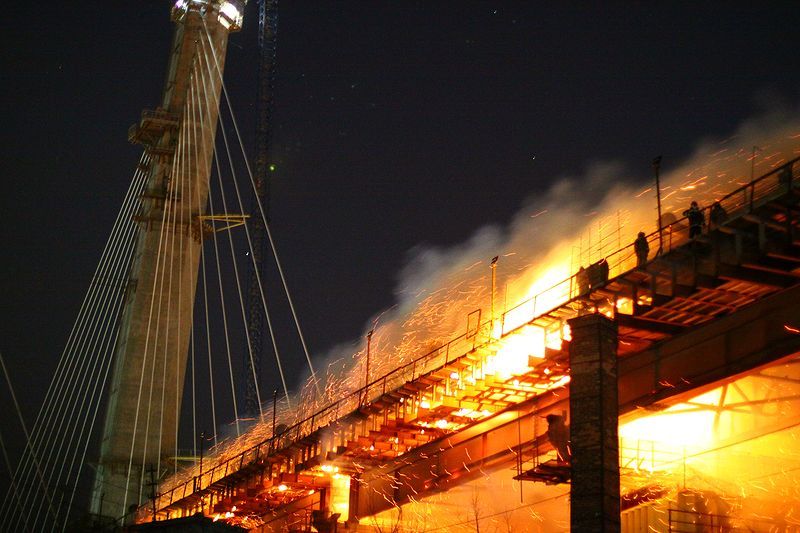Во Владивостоке подожгли мост (15 фото)
