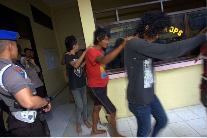 Перевоспитание панков в Индонезии (15 фото)