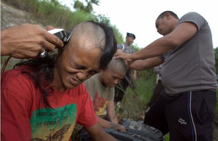 Перевоспитание панков в Индонезии (15 фото)