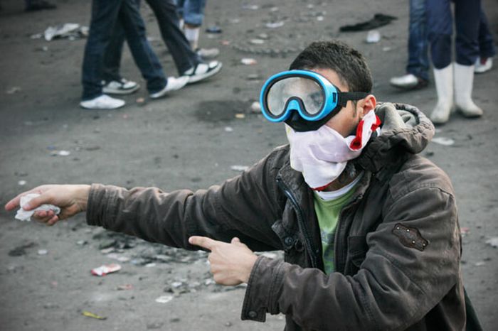 Египетские протестанты и их средства защиты (26 фото)