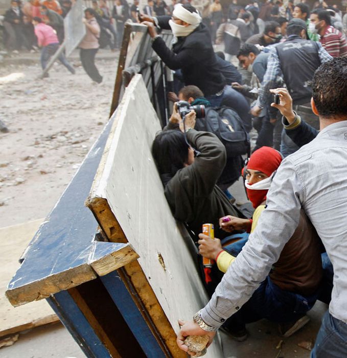 Египетские протестанты и их средства защиты (26 фото)