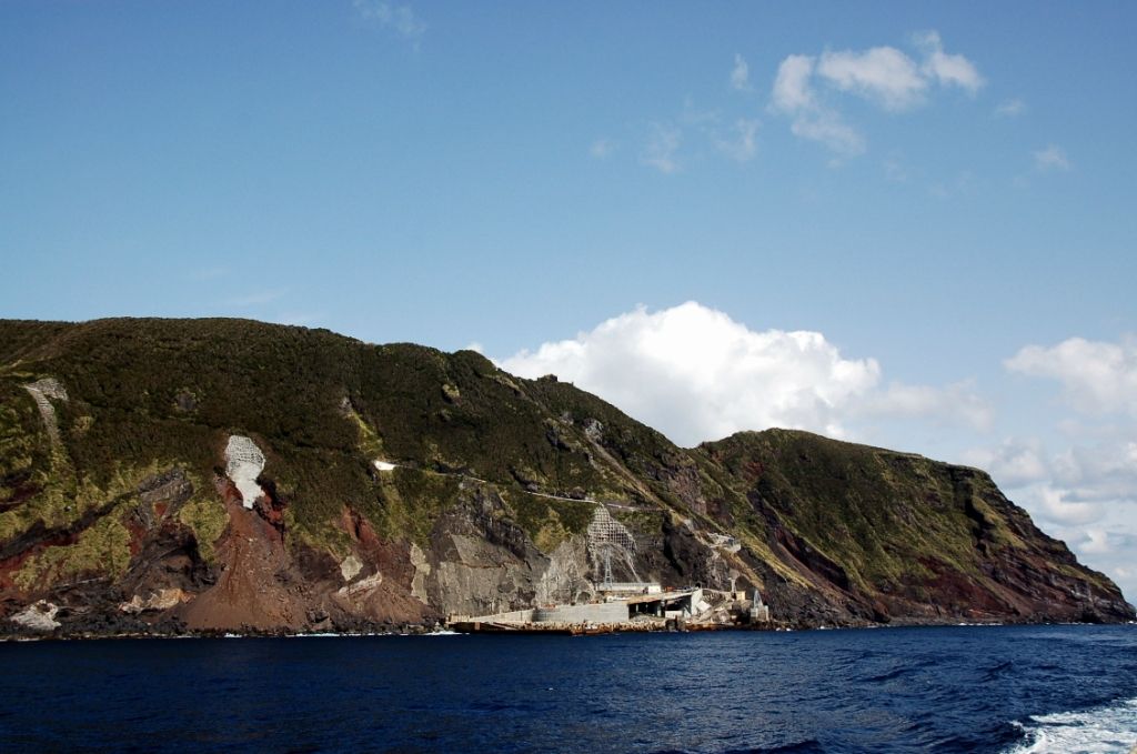 Обитаемый остров Aogashima (9 фото)