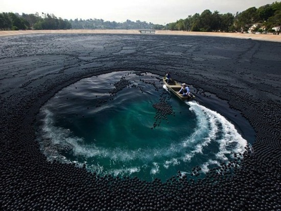 Поверхность водохранилища в Лос-Анджелесе покрыта 400 тысячами чёрных шариков (7 фото + текст)