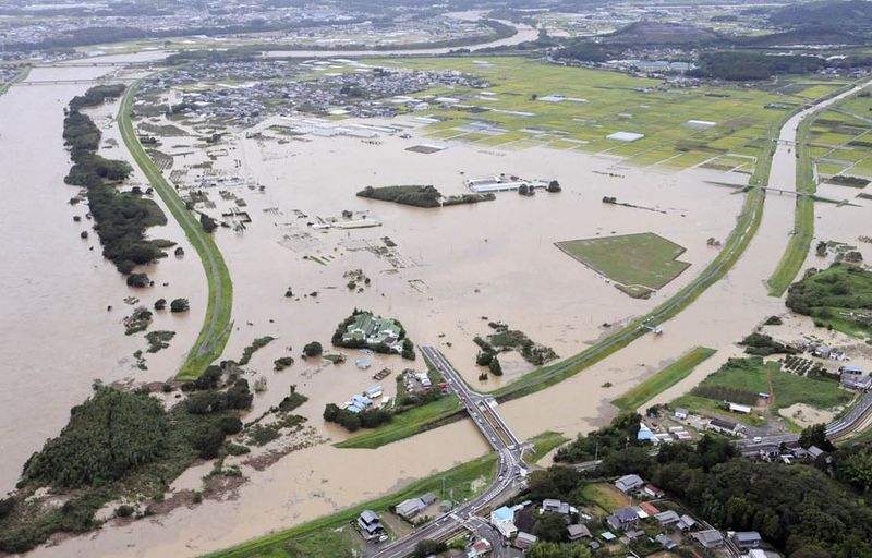 Тайфун Роке обрушился на Японию (8 фото)