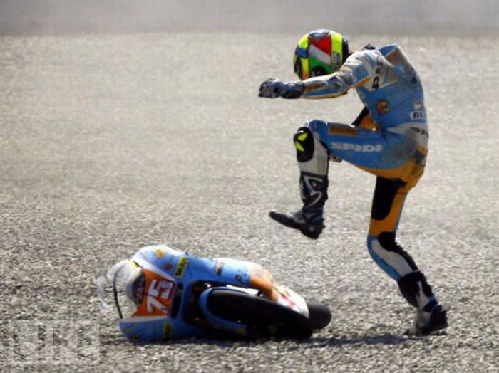 Падения мотоциклистов на гонках (31 фото)