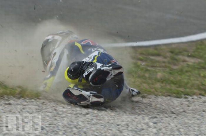 Падения мотоциклистов на гонках (31 фото)