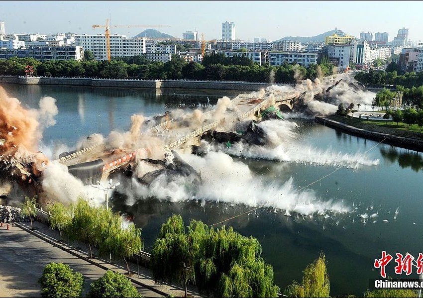Подрыв моста Yichun Bridge в Китае (3 фото)
