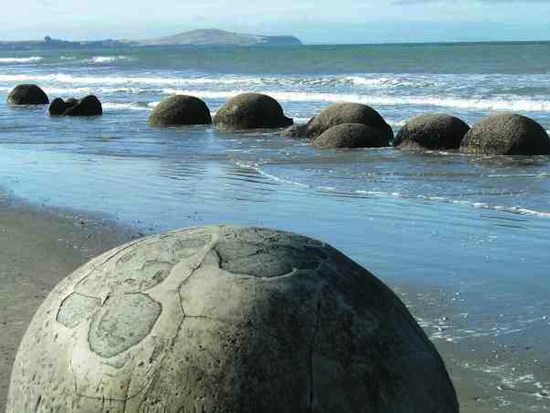 По всей Земле встречаются идеально круглые каменные или железные шары неизвестного происхождения (6 фото)